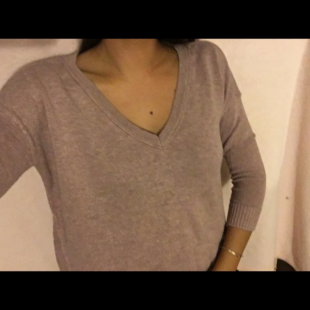3/4 v neck sleeve